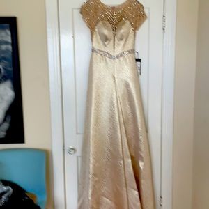 Evening gown brand new with tags. Size 8.